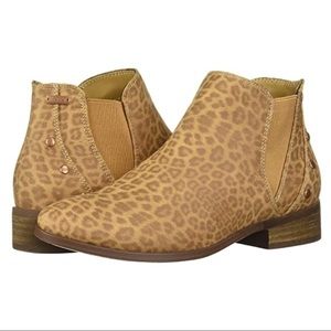 tan yates ankle boots by roxy